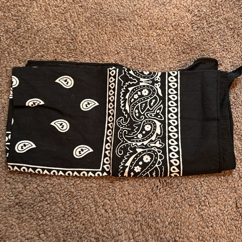 Soulcycle and unbranded black bandanna - Picture 2 of 3